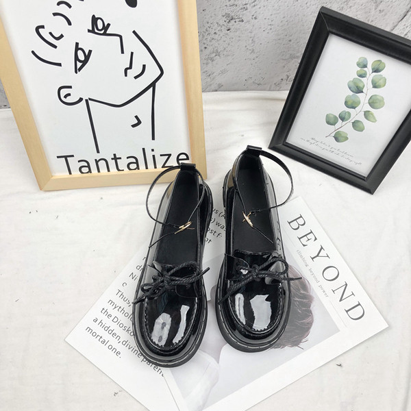 Sportos-elegáns női cipő fekete színben - két modell