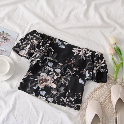 Rövid tavaszi felső több színben virágos motívumokkal