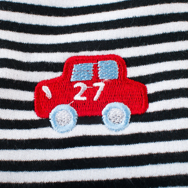 Hímzéssel ellátott, mindennapos csíkos gyerek rövidnadrág