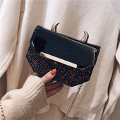 Elegáns női táska 3D elemmel, két színben