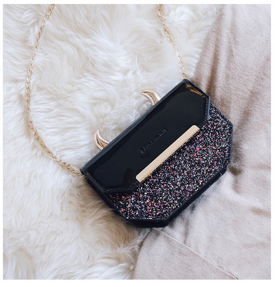 Elegáns női táska 3D elemmel, két színben