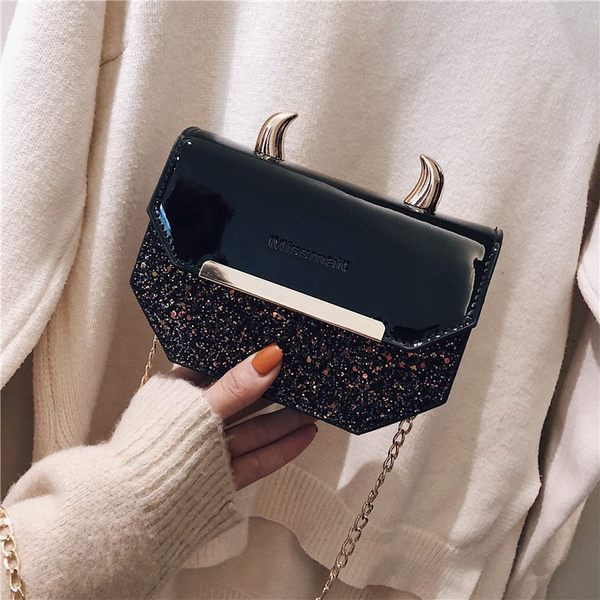 Elegáns női táska 3D elemmel, két színben