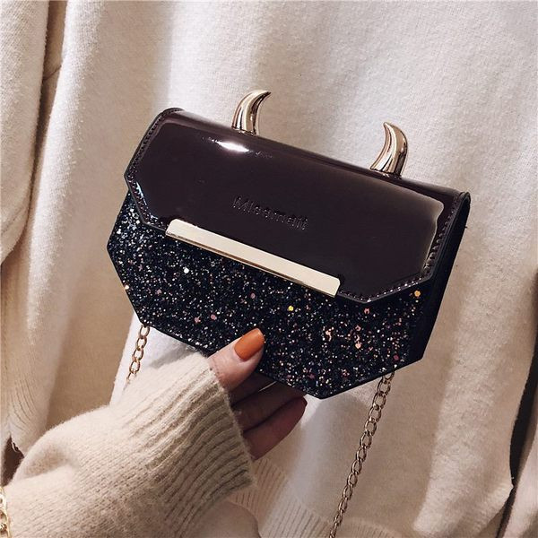 Elegáns női táska 3D elemmel, két színben