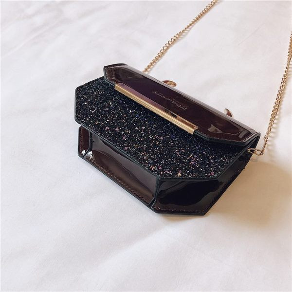 Elegáns női táska 3D elemmel, két színben