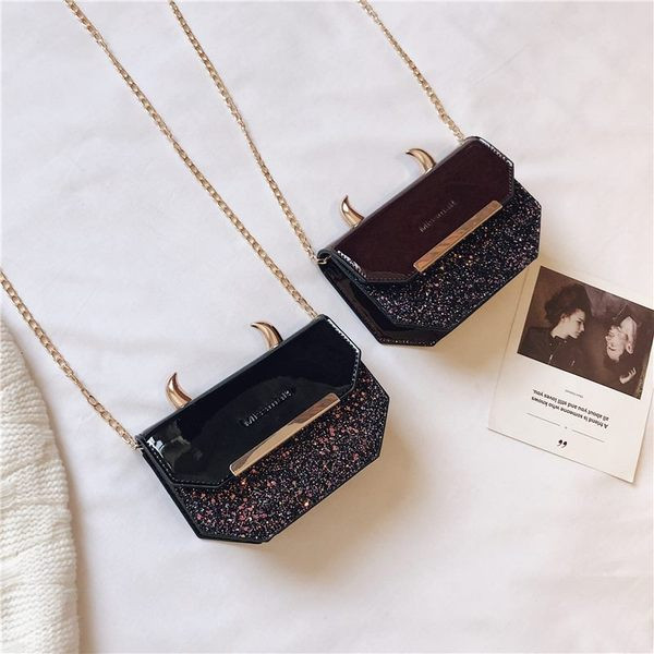 Elegáns női táska 3D elemmel, két színben