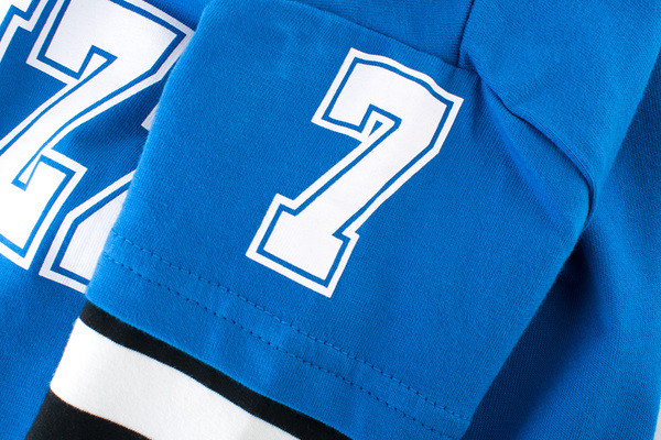 Μοντέρνα παιδική μπλούζα για αγόρια με ριγέ μανίκια και επιγραφή