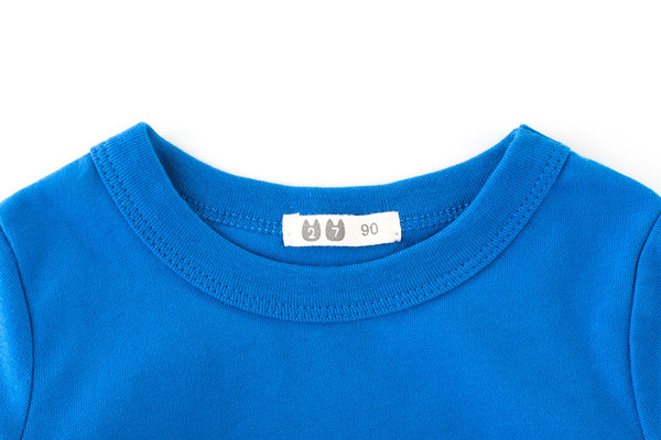 Μοντέρνα παιδική μπλούζα για αγόρια με ριγέ μανίκια και επιγραφή