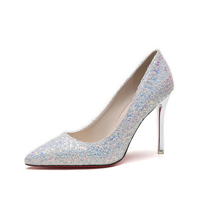 Női magassarkú cipő kihegyezett modellje