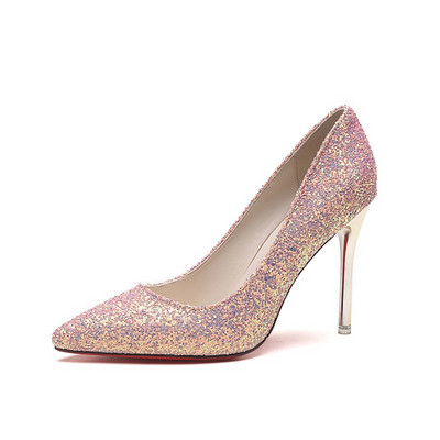 Női magassarkú cipő kihegyezett modellje