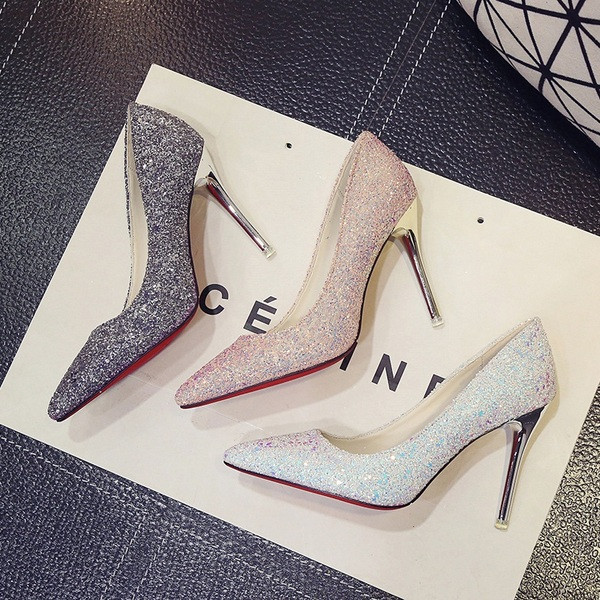 Női magassarkú cipő kihegyezett modellje