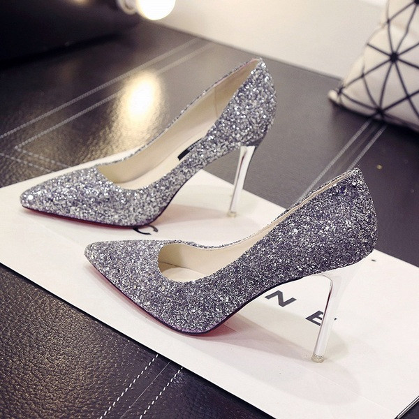 Női magassarkú cipő kihegyezett modellje