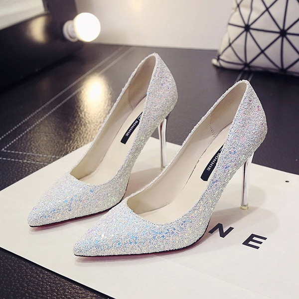 Női magassarkú cipő kihegyezett modellje