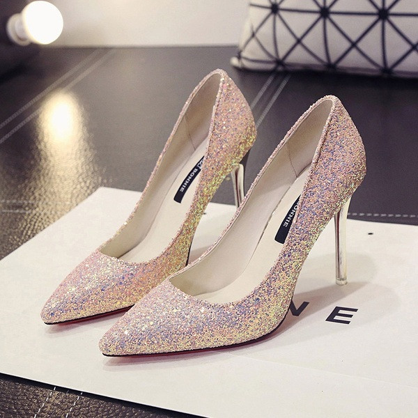 Női magassarkú cipő kihegyezett modellje