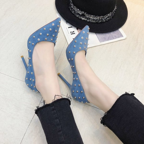 Elegáns hegyes női cipő fém díszítéssel a magassarkún