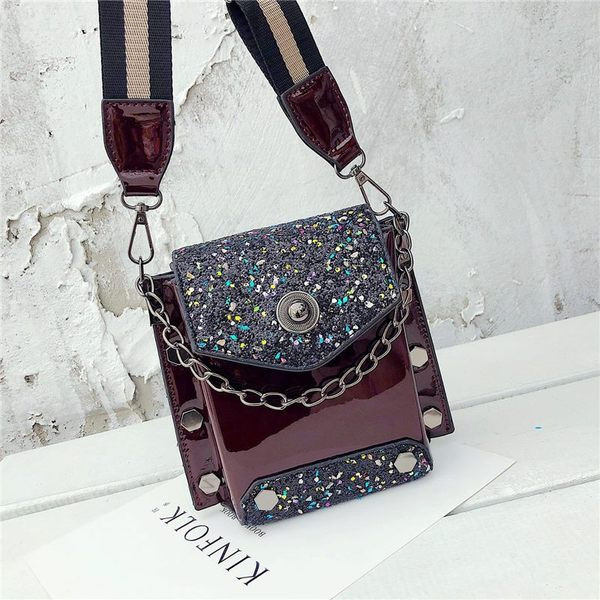 Stílusos női táska hosszú füllel, különböző színekben