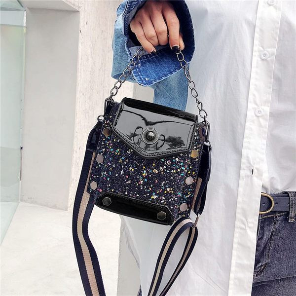 Stílusos női táska hosszú füllel, különböző színekben