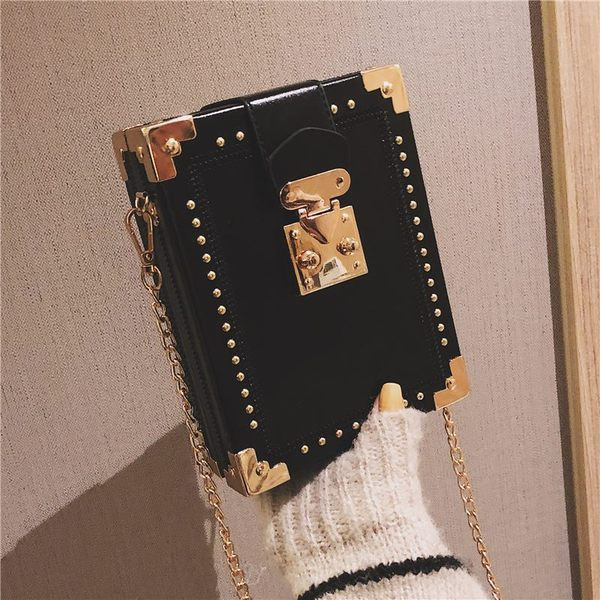 Modern női táska téglalap alakú fém elemekkel