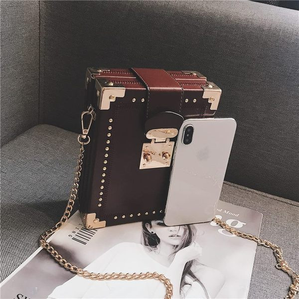 Modern női táska téglalap alakú fém elemekkel