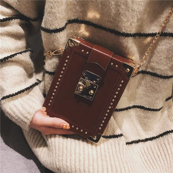 Modern női táska téglalap alakú fém elemekkel