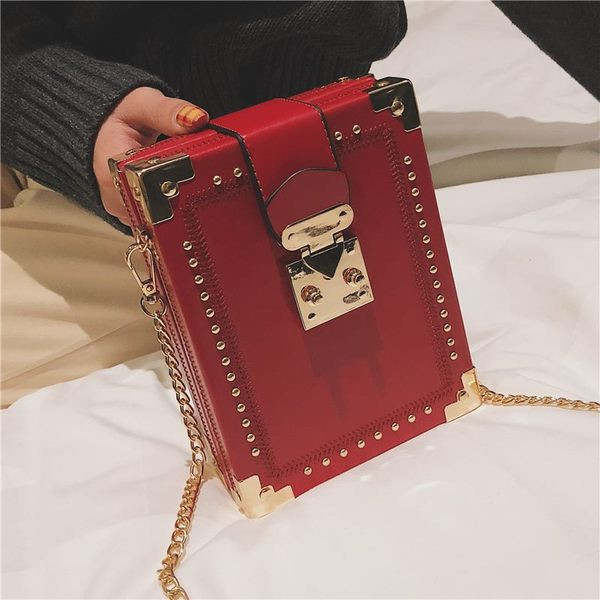 Modern női táska téglalap alakú fém elemekkel