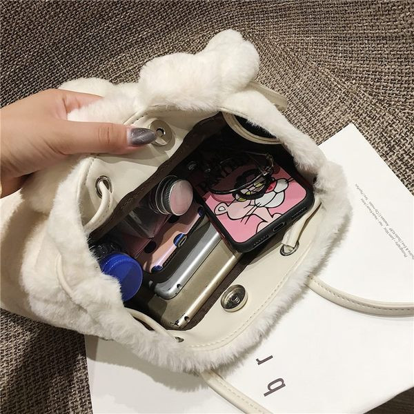 Geantă de puf de damă cu element 3D în trei culori