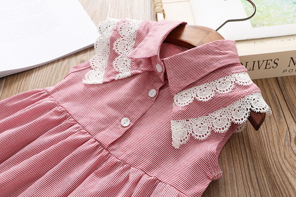 Stílusos gyerekruha gallérral és csipkével