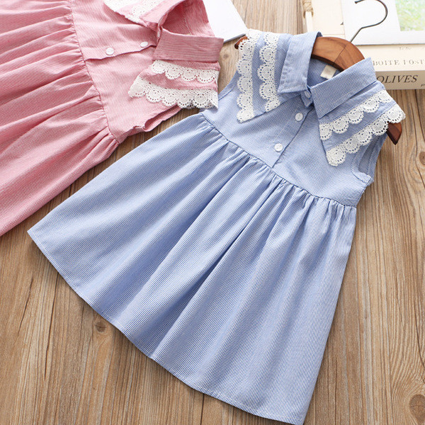 Stílusos gyerekruha gallérral és csipkével