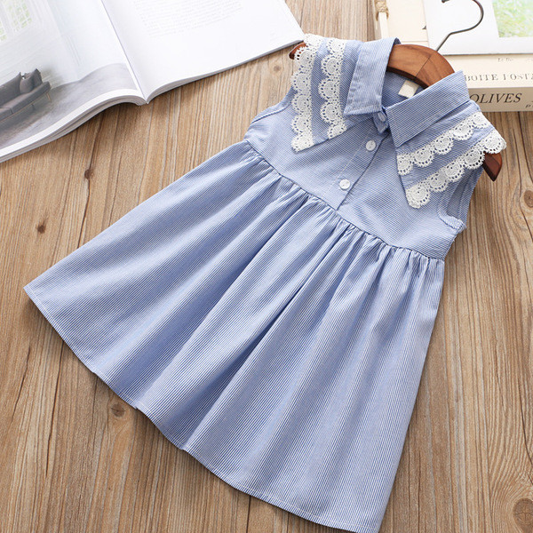 Stílusos gyerekruha gallérral és csipkével