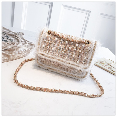 Κομψή γυναικεία τσάντα με μεταλλική λαβή και πέρλες για διακόσμηση