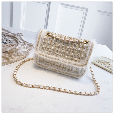 Κομψή γυναικεία τσάντα με μεταλλική λαβή και πέρλες για διακόσμηση