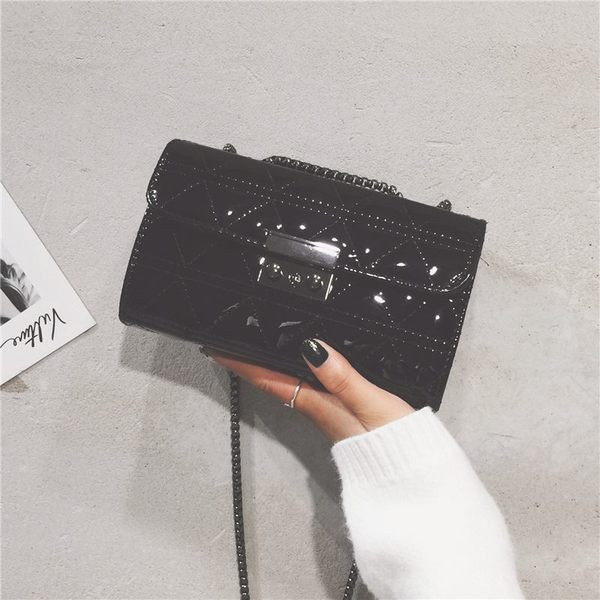 Елегантна дамска чанта с метално закопчаване и дълга дръжка