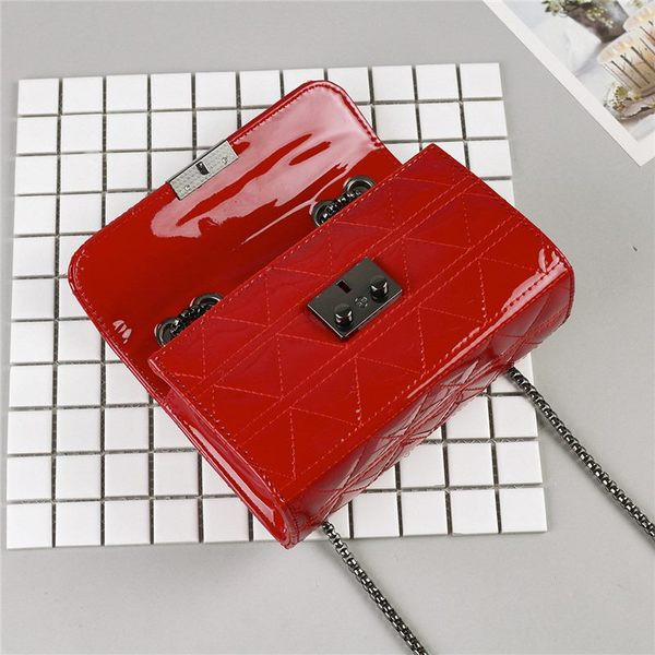 Елегантна дамска чанта с метално закопчаване и дълга дръжка