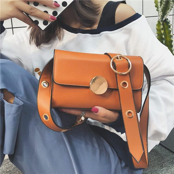 Geantă de mână elegantă cu elemente metalice și mâner lung