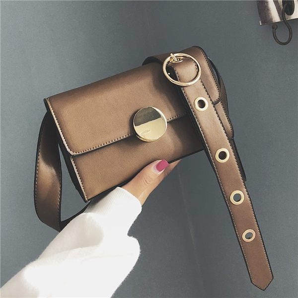 Geantă de mână elegantă cu elemente metalice și mâner lung