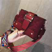 Stílusos kézitáska fém elemekkel és színes fogantyúval