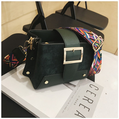 Stílusos kézitáska fém elemekkel és színes fogantyúval