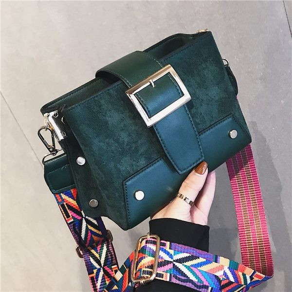 Stílusos kézitáska fém elemekkel és színes fogantyúval