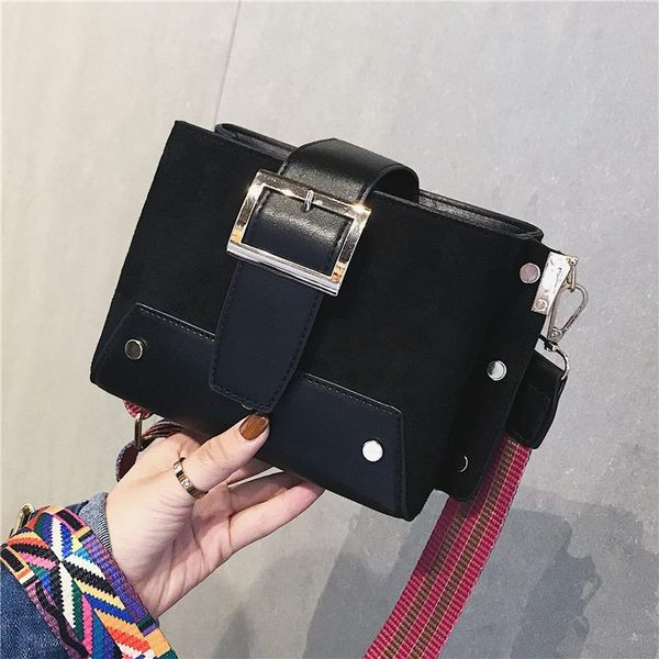 Stílusos kézitáska fém elemekkel és színes fogantyúval