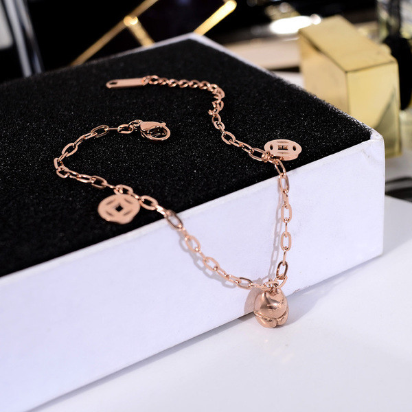 Brățară elegantă de damă cu pandantive de culoare aurie