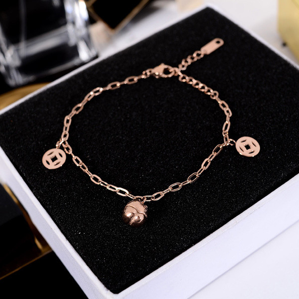 Brățară elegantă de damă cu pandantive de culoare aurie