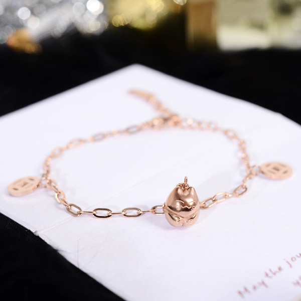 Brățară elegantă de damă cu pandantive de culoare aurie