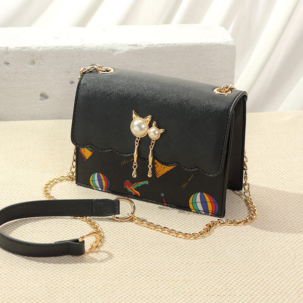 Geanta de dama moderna cu elemente 3D si maner lung