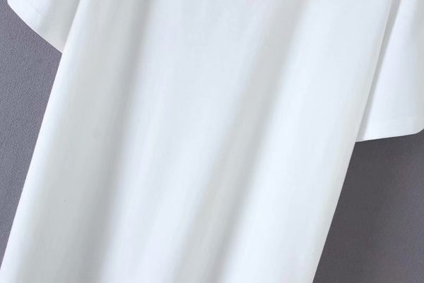 Női alkalmi póló V-nyakkal fehér és fekete színben