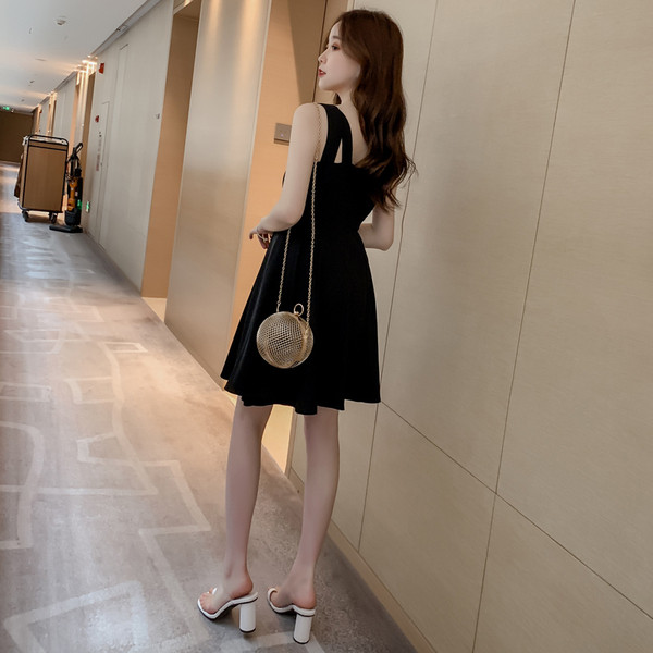 Női ruha modell fekete színben