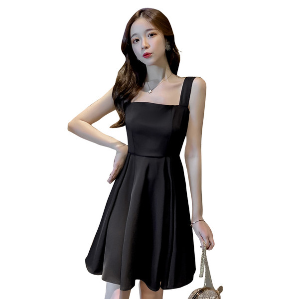 Női ruha modell fekete színben