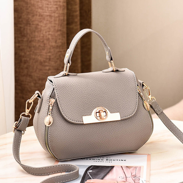 Geanta de dama moderna cu maner scurt si lung si elemente metalice in mai multe culori