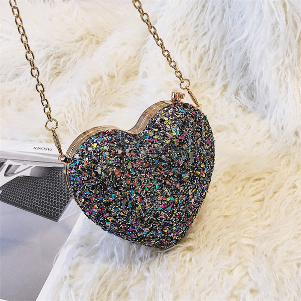 Modern női táska szív alakú, hosszú fém fogantyúval