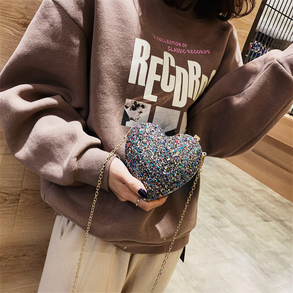 Modern női táska szív alakú, hosszú fém fogantyúval