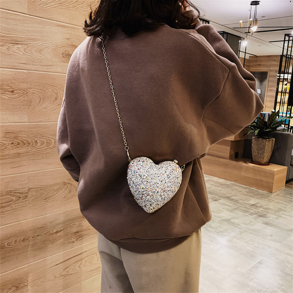 Modern női táska szív alakú, hosszú fém fogantyúval