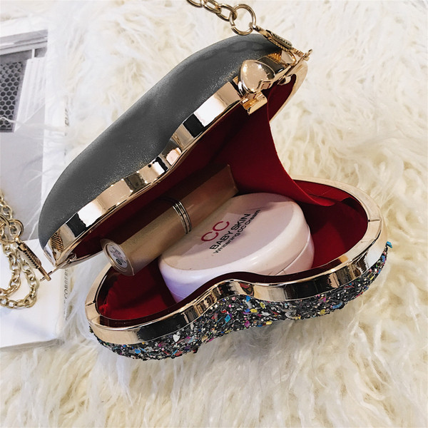 Modern női táska szív alakú, hosszú fém fogantyúval